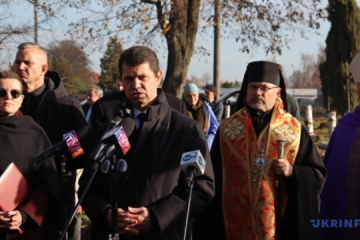 Ponowny pochówek szczątków polskich żołnierzy obala rosyjskie oskarżenia, że ​​Ukraina „opóźnia ekshumację” – MSZ