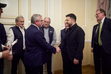 Zelensky meets French fishermen donating anti-drone nets to Ukraine
