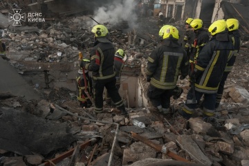 Nach nächtlichen Angriffen: eine weitere Leiche geborgen. Damit steigt die Zahl der Toten in Kyjiw auf sieben