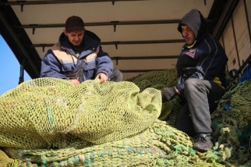 デンマークのボランティア、ウクライナ南部ヘルソンに漁網を届ける