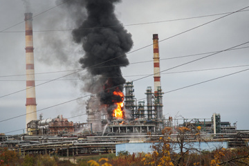 Verteidigungskräfte treffen Ölraffinerie in Saratow und Drohnenlager auf Flugplatz auf der Krim – Generalstab