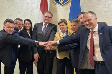  L’Ukraine et la Lettonie lancent un outil d’IA pour adapter la législation ukrainienne aux normes de l’UE 