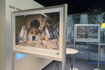 Varsovie met en lumière la guerre en Ukraine : exposition photo conjointe d’Ukrinform et PAP