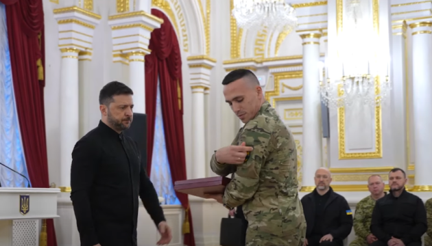 Зеленський вручив військовим ордени «Золота Зірка» і передав нагороди родинам загиблих героїв
