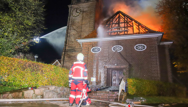 У Німеччині на Гелловін сталася пожежа у церкві і масове отруєння на вечірці