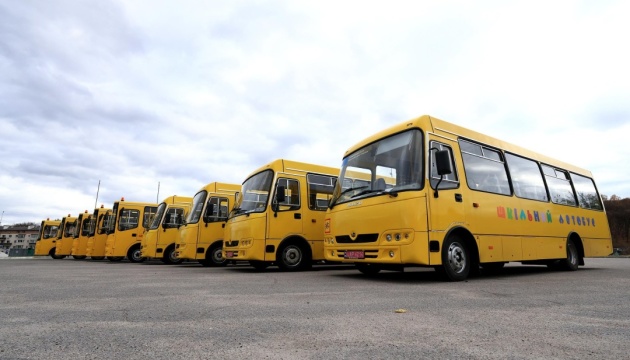 На Київщині дев’ять громад отримали нові шкільні автобуси