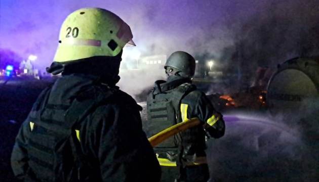 На Одещині внаслідок атаки ворожих дронів виникла пожежа на стоянці вантажівок, двоє загиблих