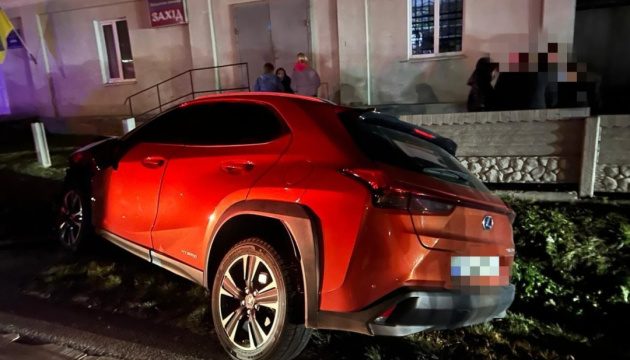 На Івано-Франківщині суддя на Lexus збила двох людей на переході - є загиблий