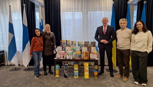 Для українських школярів у Фінляндії передали майже 600 підручників від МОН