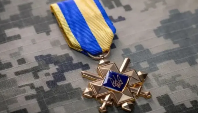 Зеленський нагородив двох воїнів, які безперервно перебували на позиції 165 діб