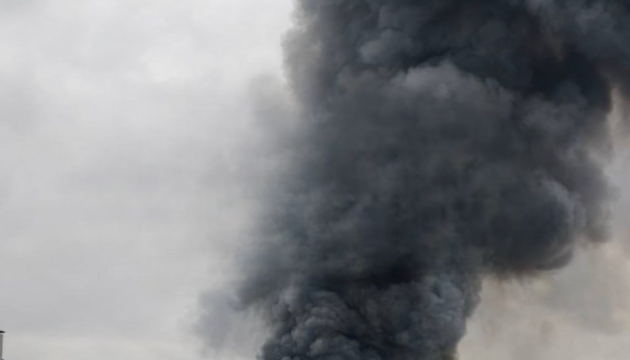 Ukrainische Drohnen zerstören Leitstelle des Fla-Raketensystems S-400 Triumph auf der Krim