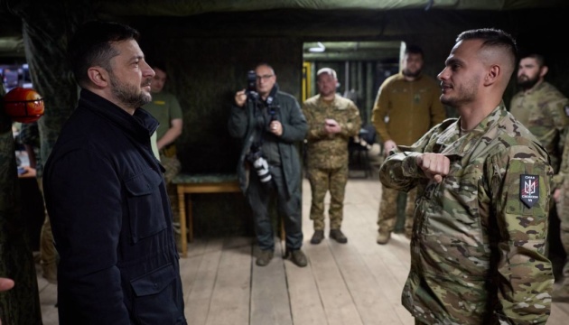 Direction de Dobropillia : Zelensky rencontre les soldats de la brigade de Roubij