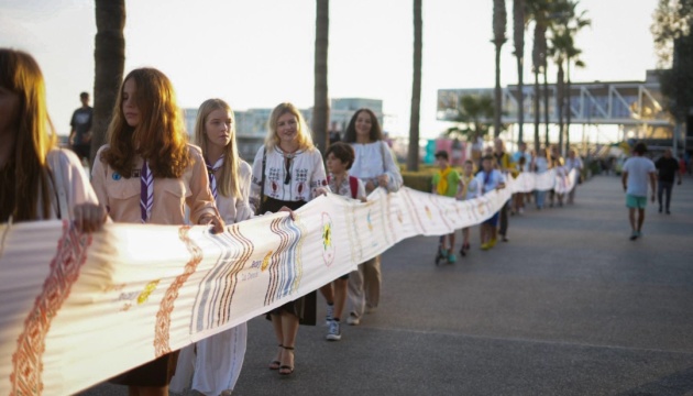 Рушник єдності на Кіпрі: Українці пронесли 180-метровий символ незламності в Лімасолі