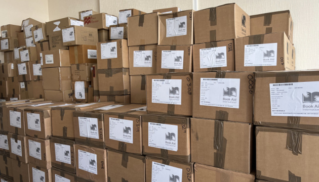 Британія передала Україні чергову партію книжок для бібліотек