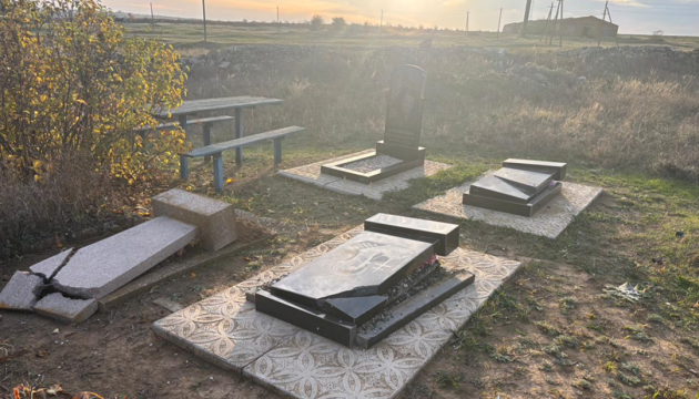 На Миколаївщині діти пошкодили на цвинтарі 30 могил