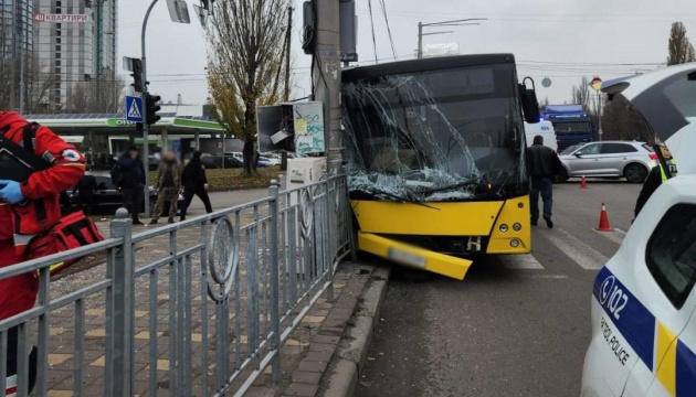 У Києві маршрутка врізалась в електроопору - постраждали дев'ятеро людей