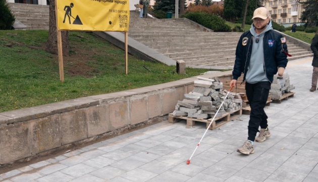 Ветеран із порушенням зору проінспектував безбар'єрний маршрут у Тернополі