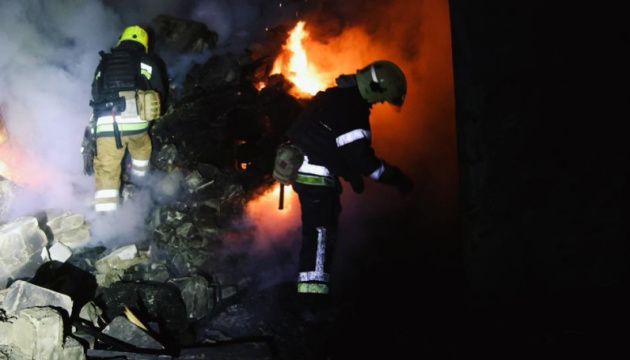 Dañados una oficina de correos, un taller mecánico y una institución educativa tras el ataque ruso a Chugúiv