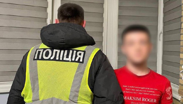 У Києві встановили особу молодика, який співав російські пісні у формі поліцейського