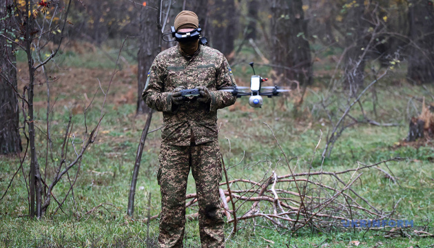Тренування пілотів FPV-дронів бригади 