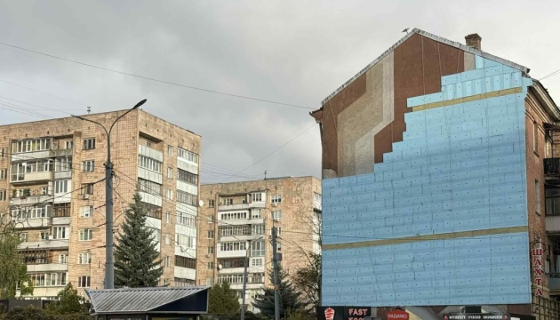 У Рівному почали малювати мурал загиблому воїну Давидюку попри мораторій - мерія відреагувала