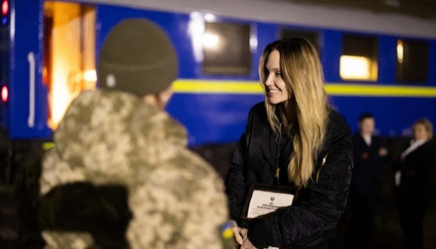 Angelina Jolie recibe un regalo de los guardias fronterizos ucranianos