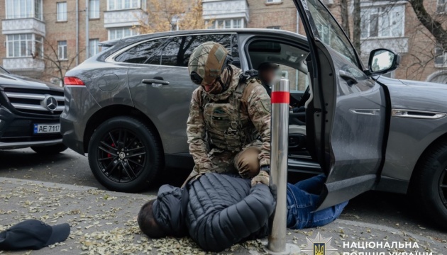 У Києві затримали трьох шахраїв, які «влаштовували» на роботу в ОП за $100 тисяч