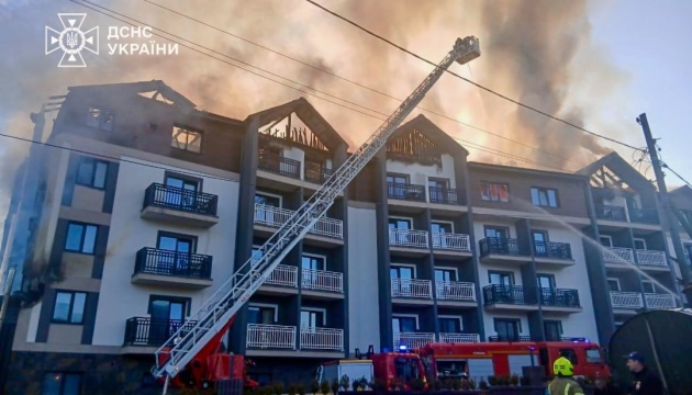 У Буковелі спалахнула пожежа в готелі,  евакуювали 70 людей
