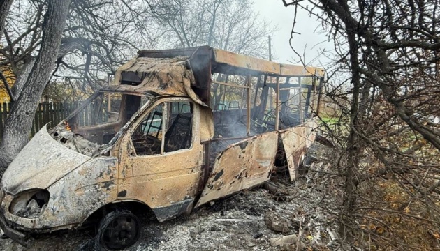 Військові РФ поцілили дроном у маршрутку на Донеччині - троє поранених