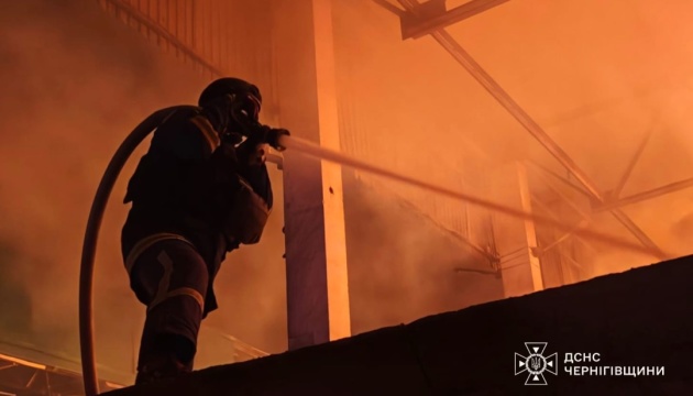 Уночі ворог вдарив безпілотниками по підприємству на Чернігівщині, виникла пожежа