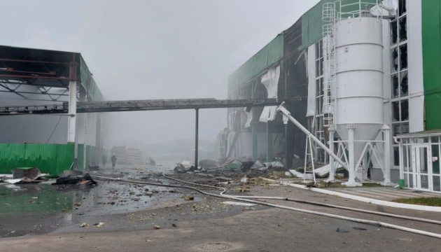 Russische Drohnen schlagen in Wärmekraftwerk in Region Tschernihiw ein, Schäden gemeldet