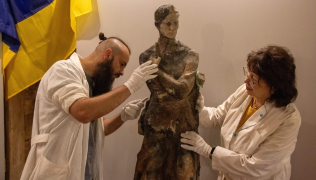 Реставратори вже відновили 27 експонатів зі зруйнованого російською ракетою музею Сковороди