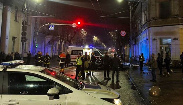 У центрі Житомира автівка врізалася в будинок - двоє загиблих та двоє травмованих