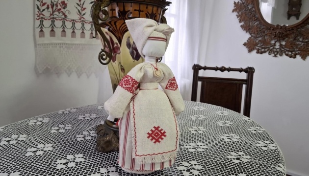 Музею в Звягелі передали колекцію ляльок-мотанок в образах жінок із родини Лесі Українки