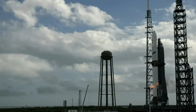 Перший комерційний запуск американської важкої ракети New Glenn скасували через погоду