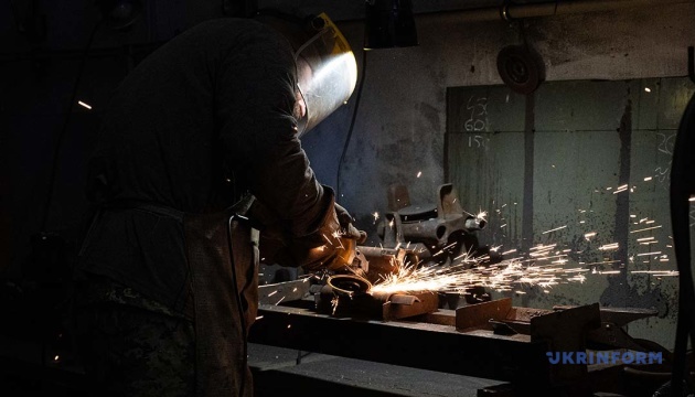 Фахівці Сил логістики ЗСУ відновлюють пошкоджену техніку і зброю / Фото: Данило Антонюк, Укрінформ