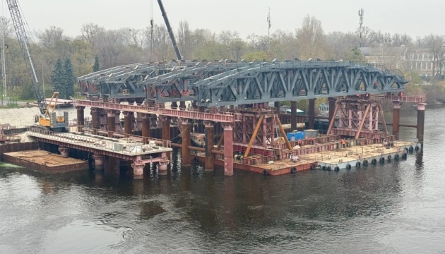 Під столичним мостом Метро встановлюють підтримуючі конструкції