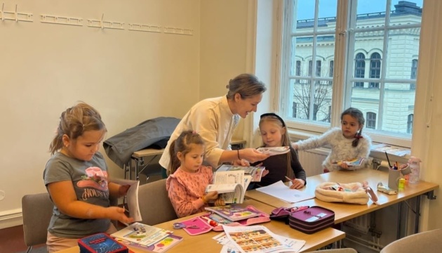 Посольство передало Українській недільній школі у Стокгольмі навчальні посібники