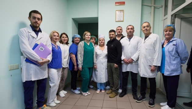 Zelensky visits hospital in Kherson