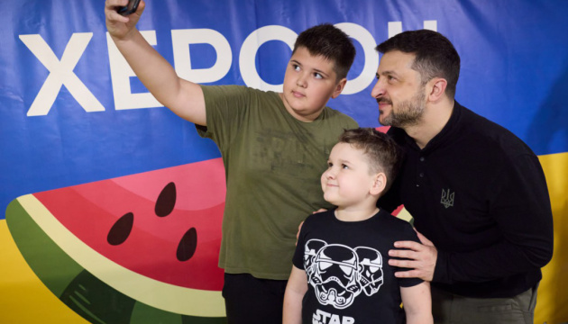 Zelensky se reúne con niños en Jersón