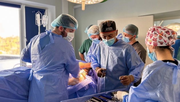 Французький ортопед-травматолог, який лікує футболістів «ПСЖ», провів 14 операцій у Львові 