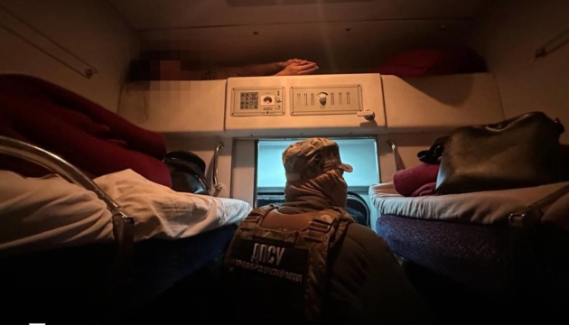 Замість квитка - схованка в ніші для ковдр: викрили канал переправлення чоловіків через кордон у поїздах