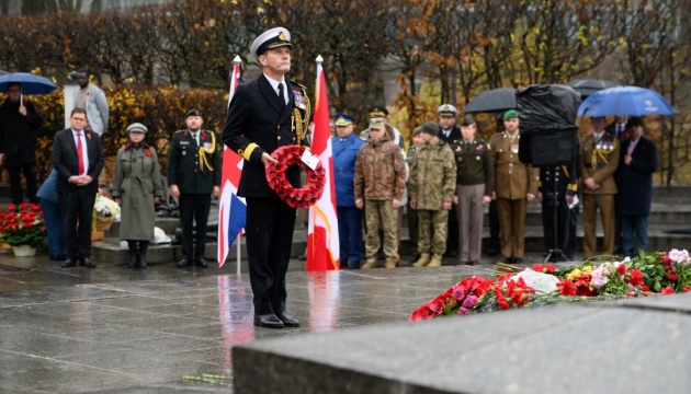 У Києві посли Канади та Британії вшанували пам’ять загиблих у двох світових війнах