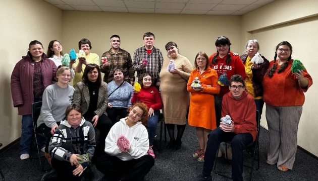 У Тростянці на Сумщині показали інклюзивну виставу «Кавові обійми»