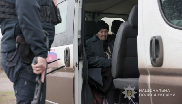 Поліцейські разом із капеланами й волонтерами евакуювали 18 жителів Гуляйполя