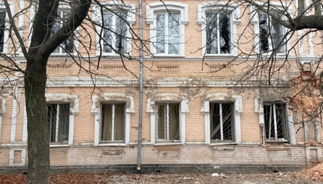 У Нікопольському районі від російських ударів пошкоджені будинки, бібліотека і навчальний заклад