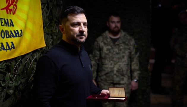 Richtung Orichiw: Selenskyj trifft sich mit Soldaten