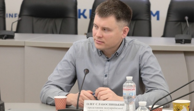 Виробники нікотинових снюсів націлені на дитячу та молодіжну авдиторію - експерт