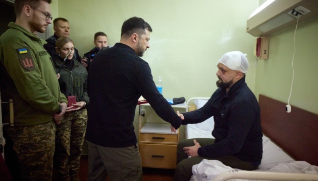 Зеленський відвідав поранених бійців у лікарні Запоріжжя
