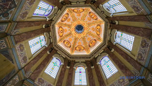 У Бережанах реставратори відновили столітні розписи у храмі